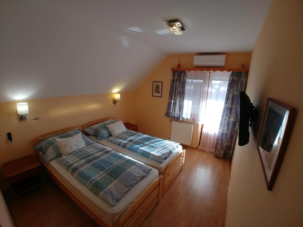 Posteľ alebo postele v izbe v ubytovaní Zöld sziget Apartmanház