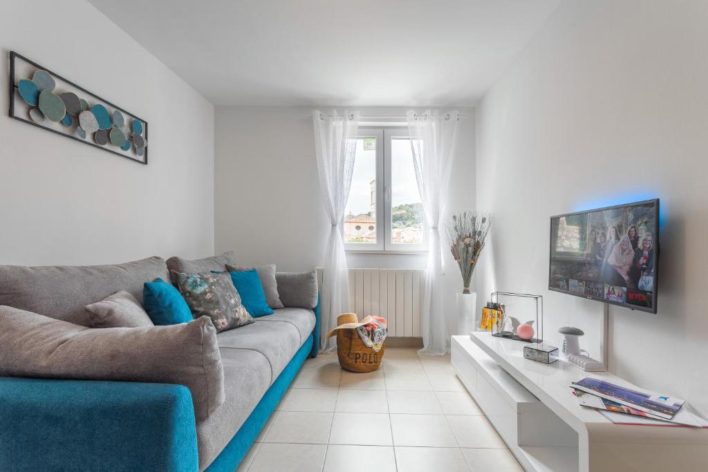 Televízia a/alebo spoločenská miestnosť v ubytovaní Apartments Stipisic