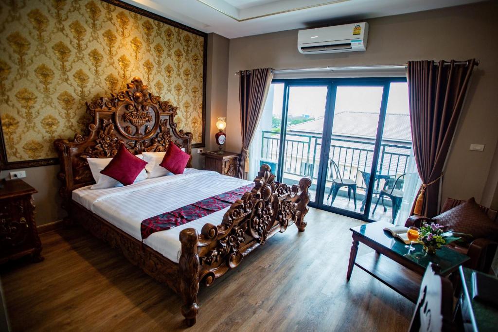 Ένα ή περισσότερα κρεβάτια σε δωμάτιο στο Chunlee Grand Korat