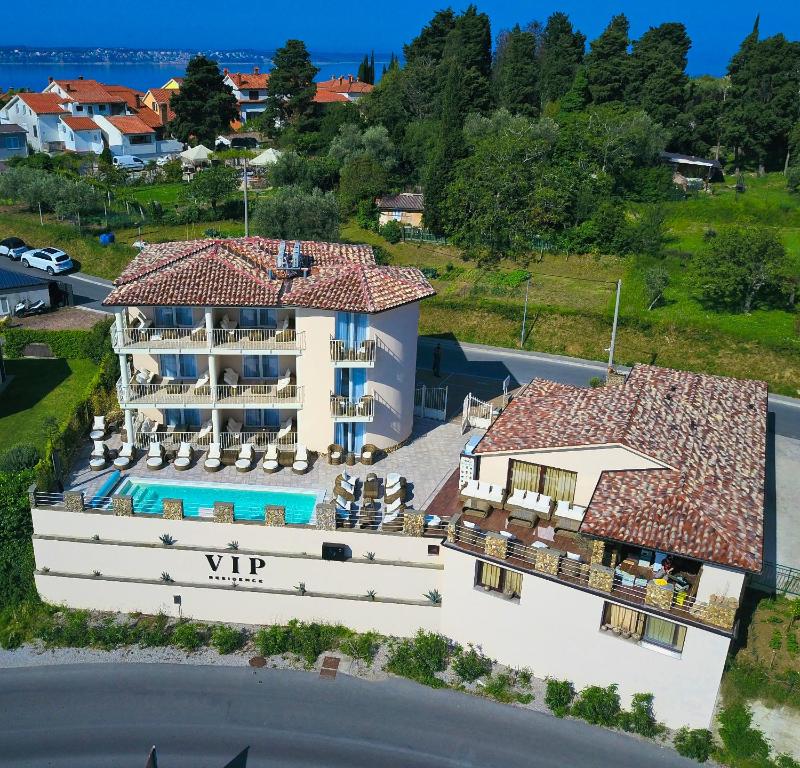 uma vista aérea de uma villa com piscina em Apartments VIP Residence em Piran