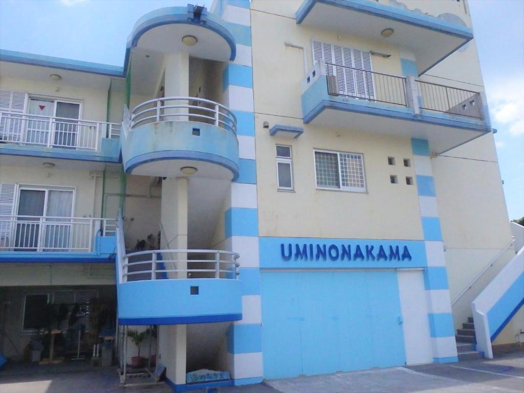 un edificio con rayas azules y blancas en Umi no Nakama en Isla Ishigaki