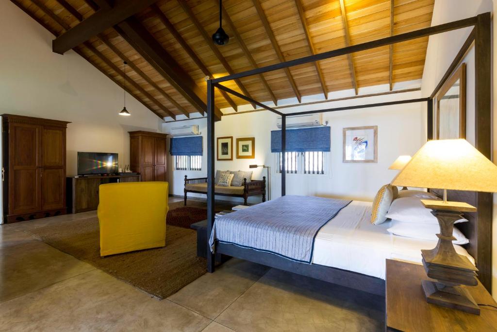 Postel nebo postele na pokoji v ubytování Villa Saffron Hikkaduwa