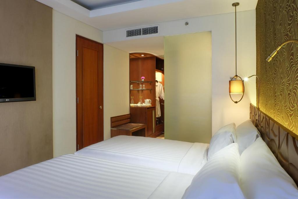 Postel nebo postele na pokoji v ubytování Sun Island Hotel & Spa Legian