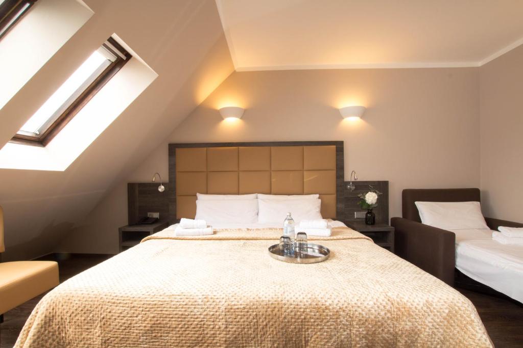 ein Schlafzimmer mit einem großen Bett im Dachgeschoss in der Unterkunft Hotel Delta am Potsdamer Platz in Berlin