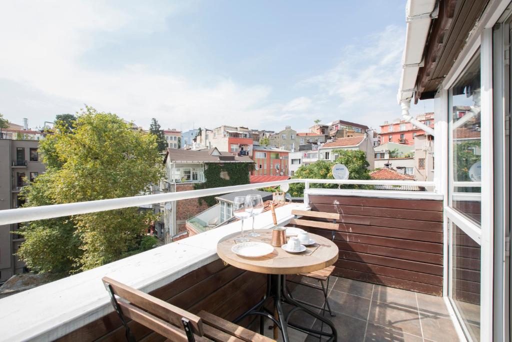 einen Balkon mit einem Tisch und Stühlen sowie Aussicht in der Unterkunft Antique Boutique in Istanbul