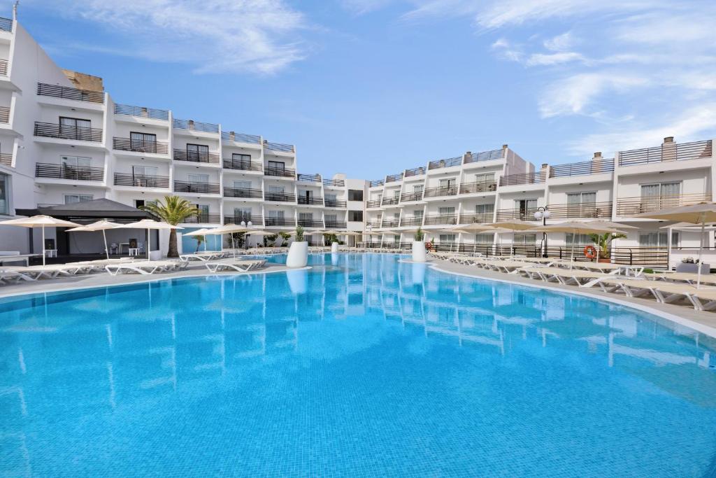 Bazén v ubytování Palmanova Suites by TRH nebo v jeho okolí