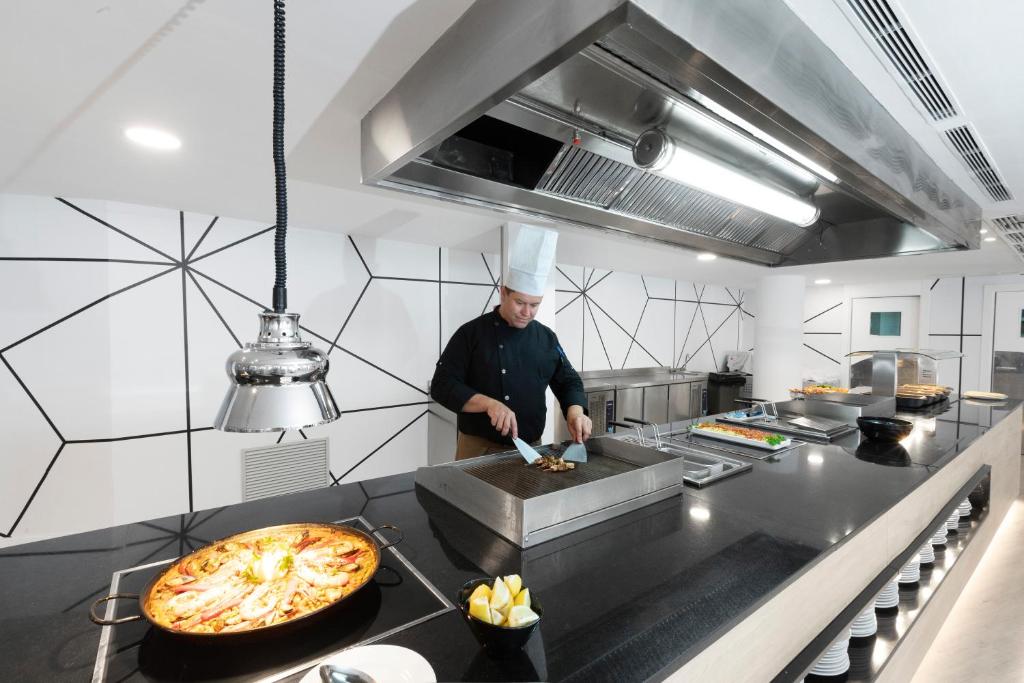 Kuchyň nebo kuchyňský kout v ubytování Palmanova Suites by TRH