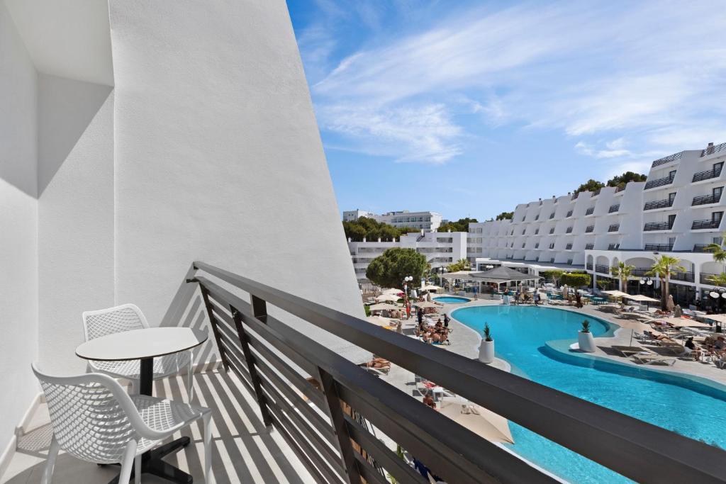 Bazén v ubytování Palmanova Suites by TRH nebo v jeho okolí