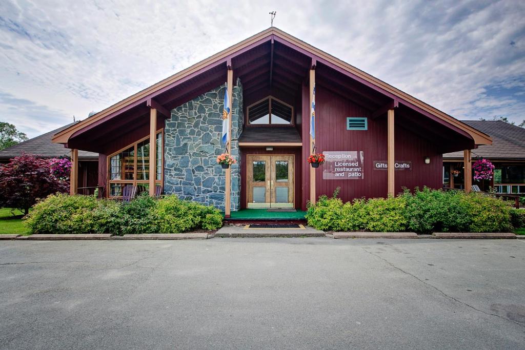Eine Kirche mit einem roten Gebäude und einer grünen Tür in der Unterkunft Liscombe Lodge Resort & Conference Center in Liscomb