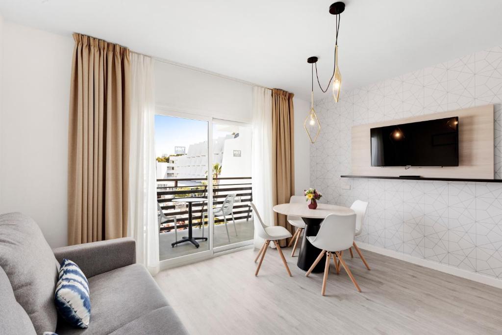 TV a/nebo společenská místnost v ubytování Palmanova Suites by TRH