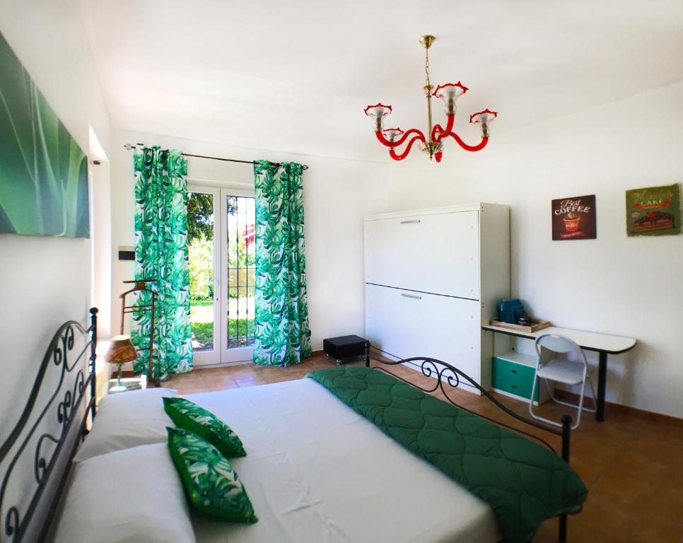 1 dormitorio con 1 cama, mesa y nevera en Il Giardino Del Nespolo, en Arcola