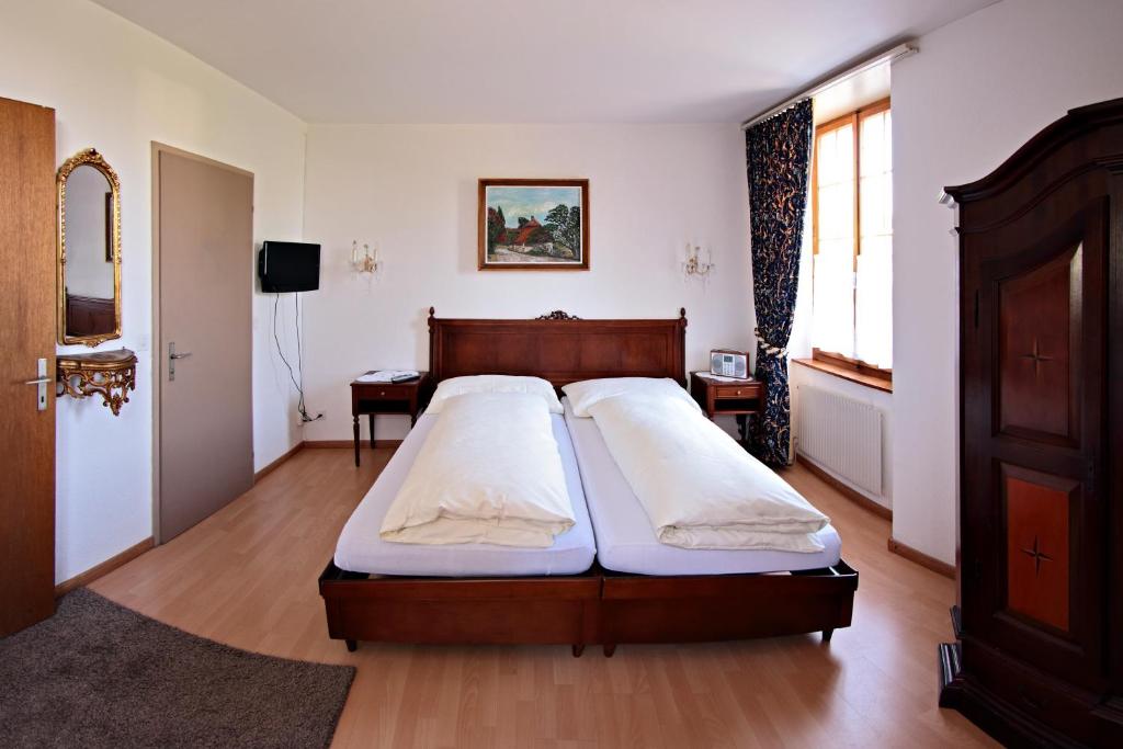 Postel nebo postele na pokoji v ubytování Gasthof National