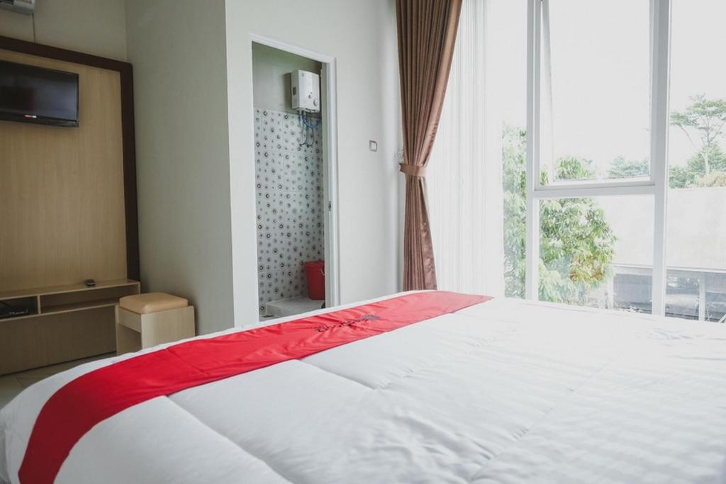 RedDoorz Syariah @ Jalan Dieng - Deluxe Room