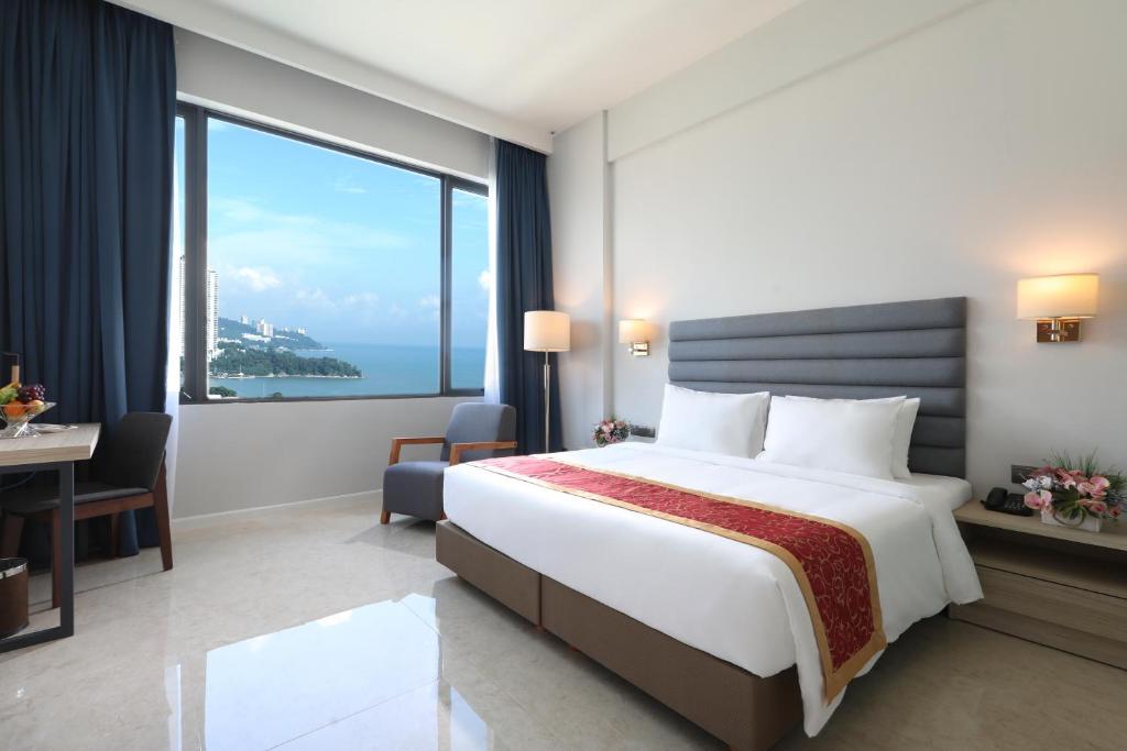 Hompton Hotel by the Beach photo