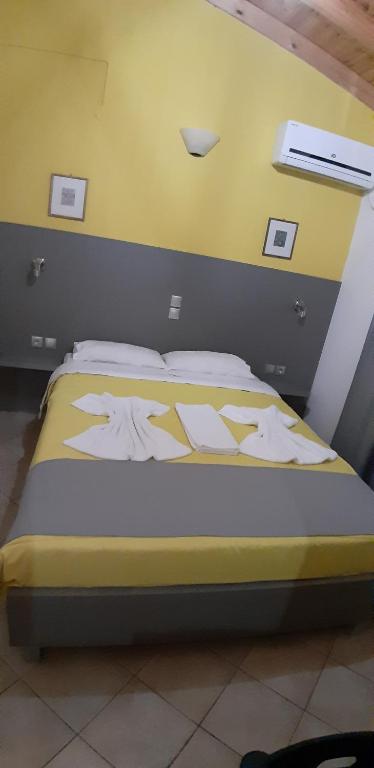 Postel nebo postele na pokoji v ubytování Pansion Limni