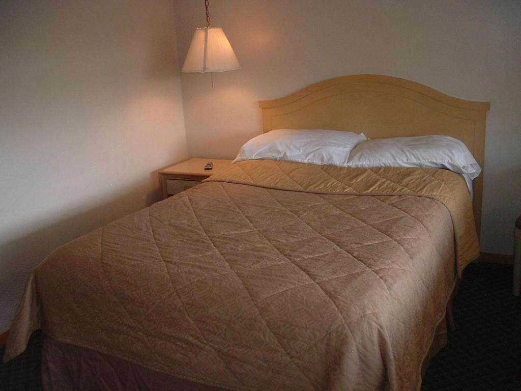 Postel nebo postele na pokoji v ubytování Fels Three Crown Motel