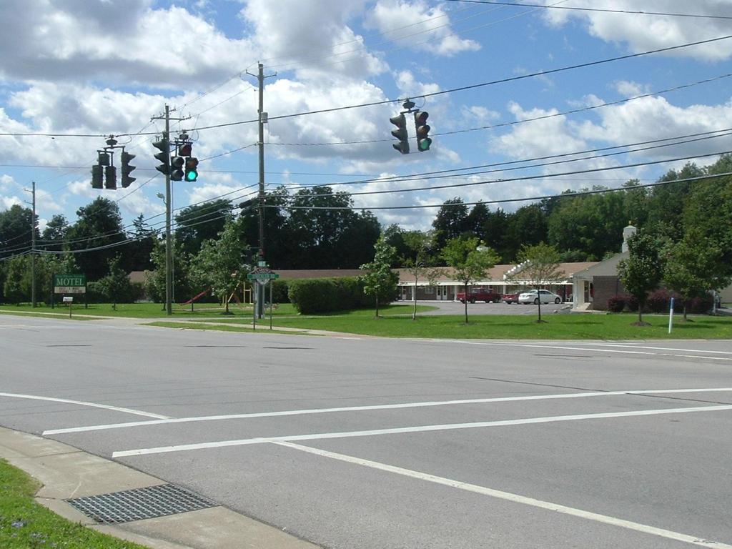 een kruising met een groen verkeerslicht op een straat bij Fels Three Crown Motel in Clarence