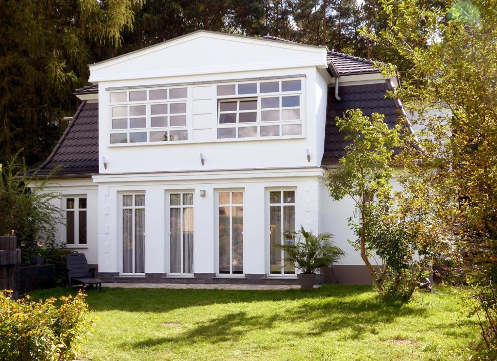 a white house with a large window at App. Weisses Haus in Hohen Neuendorf