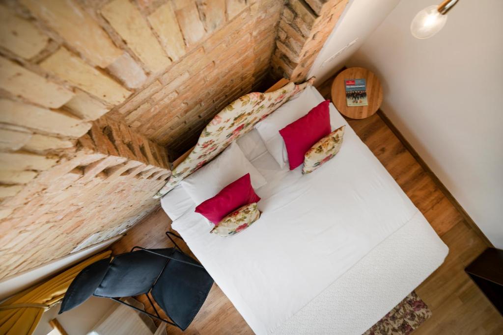 een kleine kamer met een witte bank met 2 kussens bij Stepono apartments in Vilnius