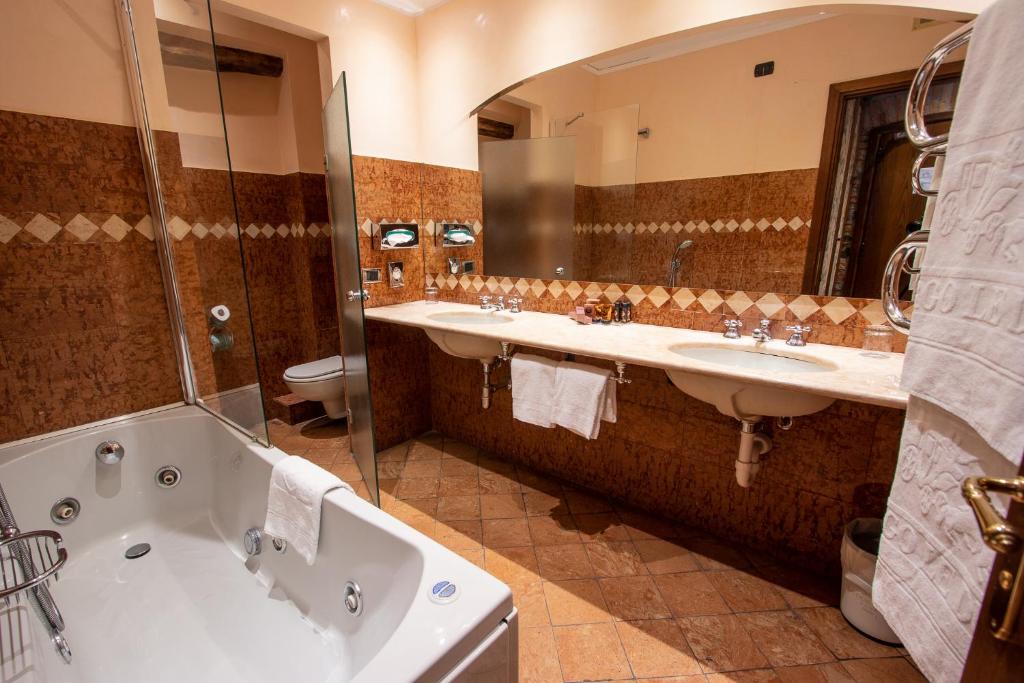 Koupelna v ubytování Albergo Le Due Corti