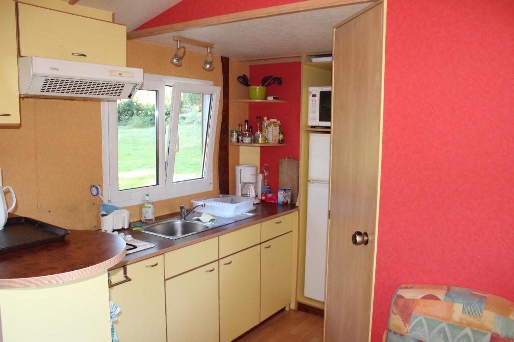 Kuchyň nebo kuchyňský kout v ubytování Camping la Chevauchée
