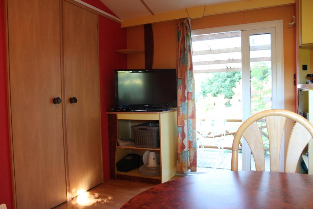 TV a/nebo společenská místnost v ubytování Camping la Chevauchée