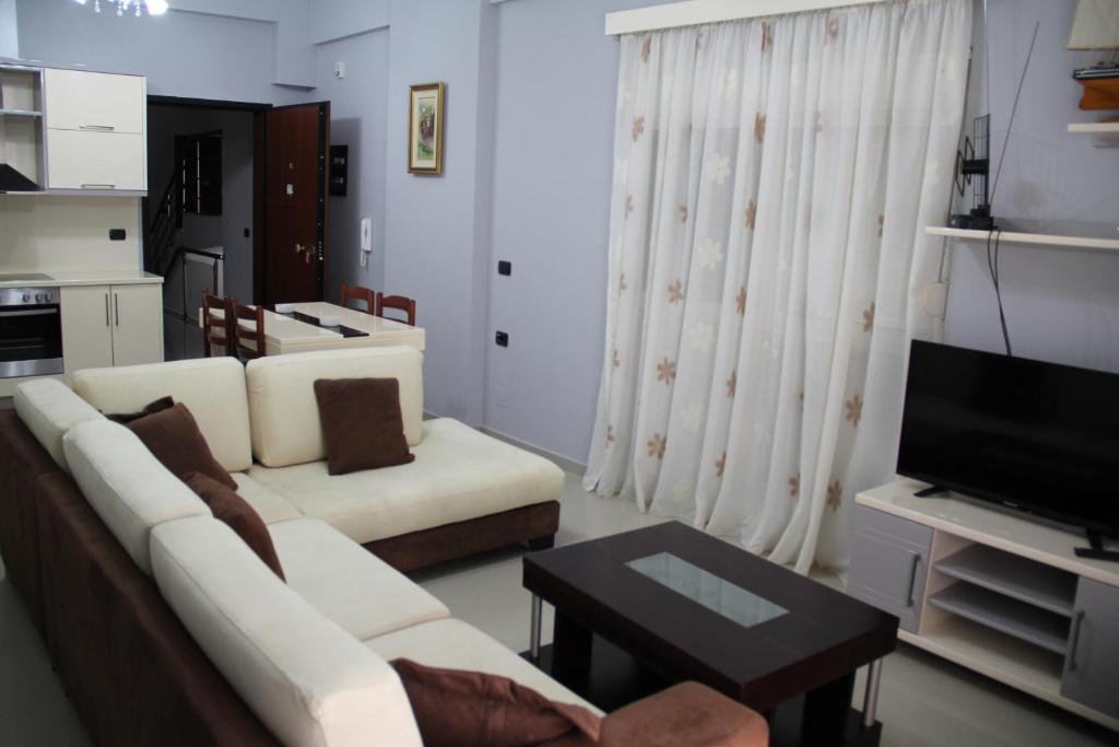 Un televizor și/sau centru de divertisment la Zero Zero Apartments Sarande