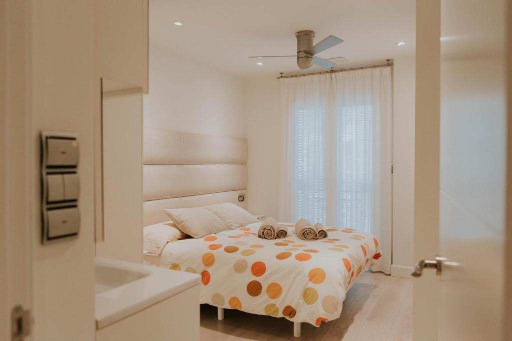 Giường trong phòng chung tại Apartamento de Esther y Javi