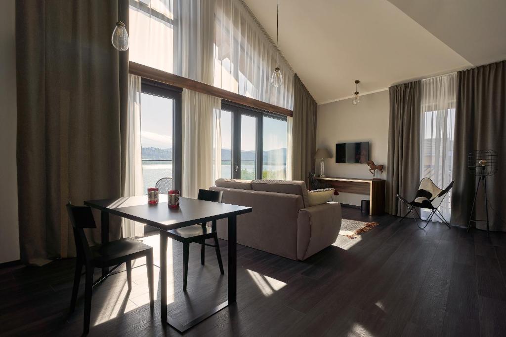 TV a/nebo společenská místnost v ubytování Lake Hill Karkonosze Resort & Spa
