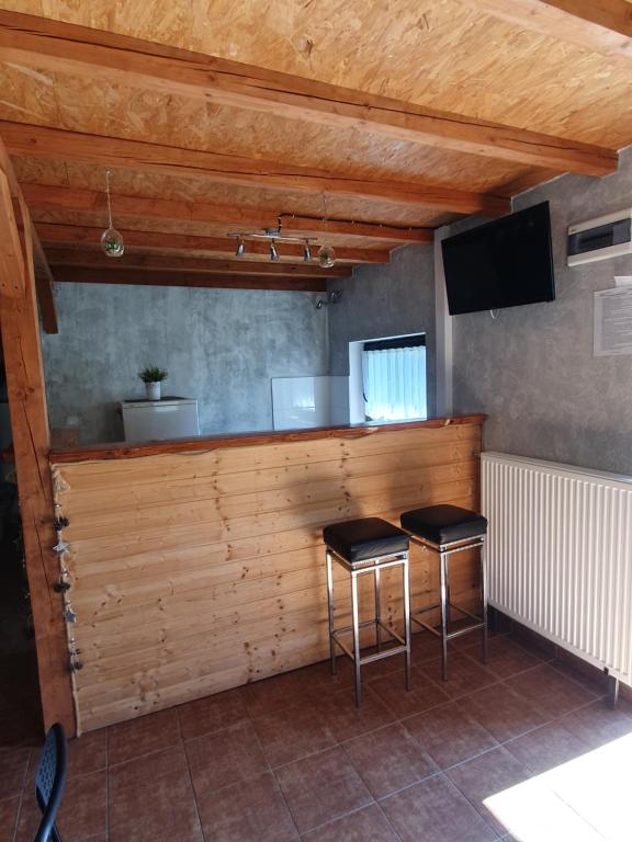 TV a/nebo společenská místnost v ubytování Domek Adusiówka