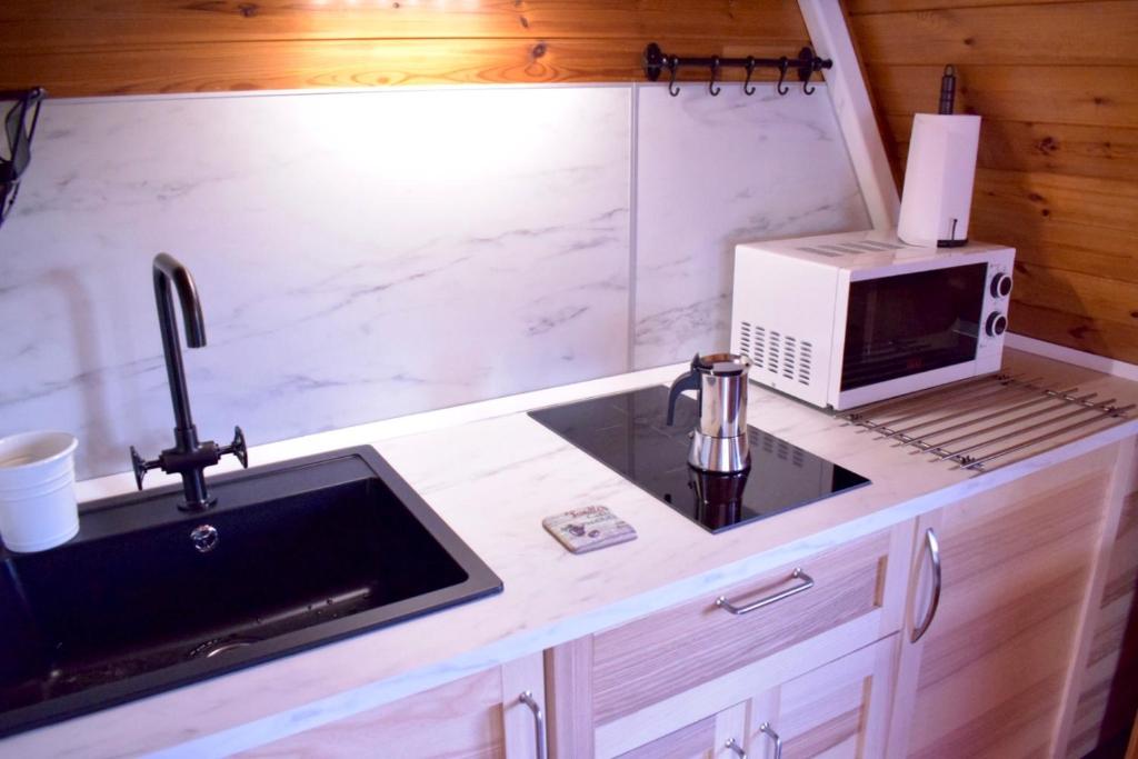 A kitchen or kitchenette at Chalet Alma