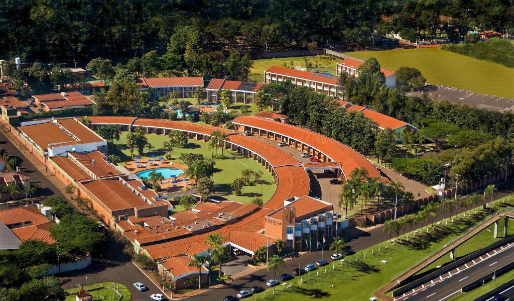 una vista aérea de un complejo con piscina en Royal Tulip JP Ribeirão Preto, en Ribeirão Preto