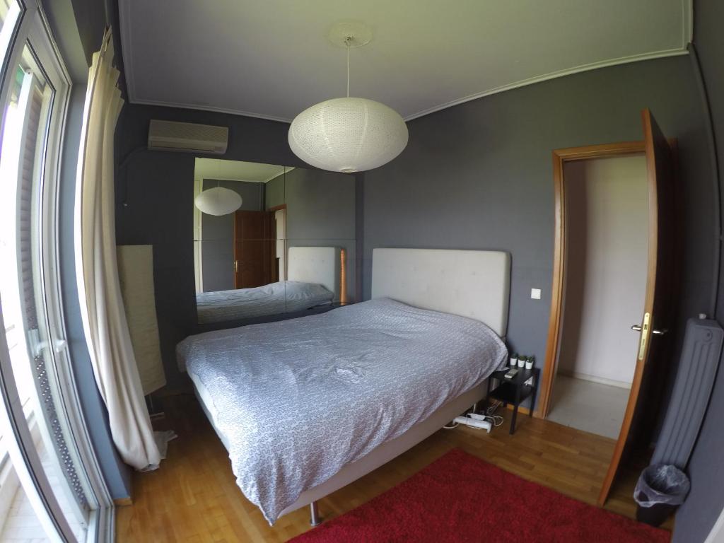 アテネにあるAlimos marina huge 3bd apartmentのベッドと大きな鏡のある寝室
