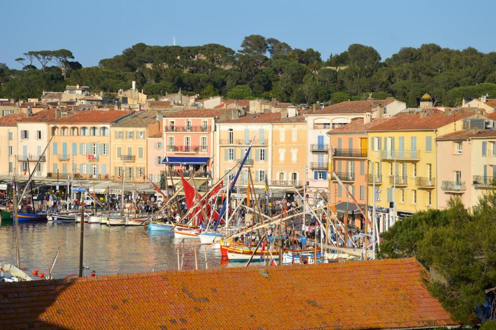 un groupe de bateaux amarrés dans un port avec des bâtiments dans l'établissement Magnifique Studio à deux pas du port de Saint-Tropez, à Saint-Tropez