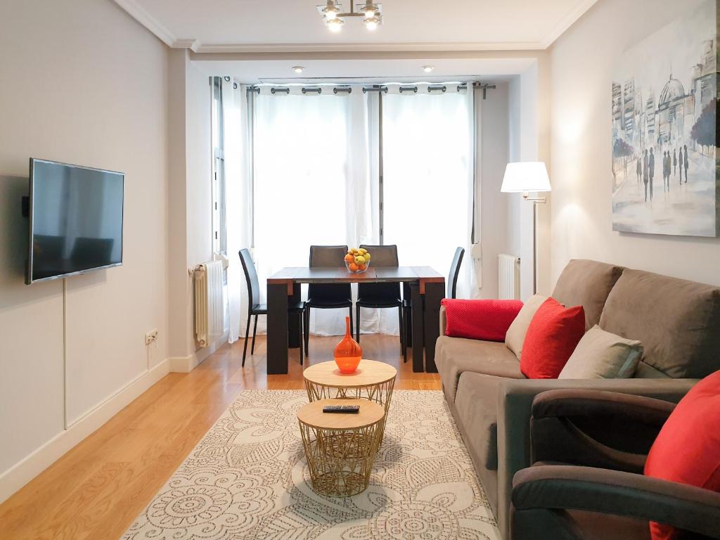 A television and/or entertainment centre at Sausalito - Iberorent Apartments
