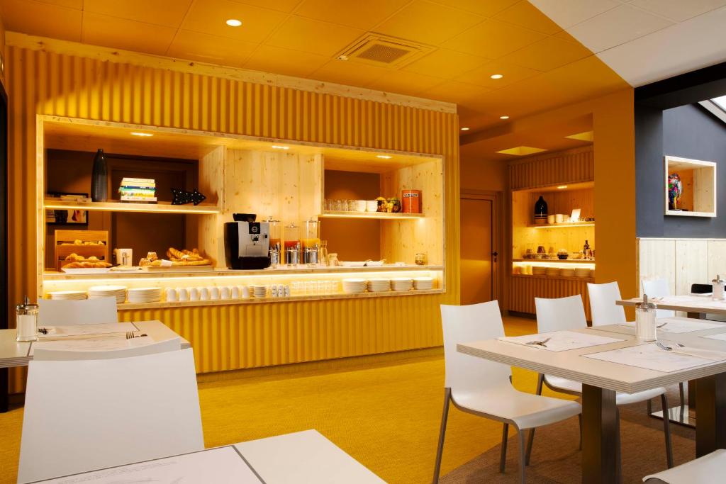 Příslušenství pro přípravu čaje a kávy v ubytování Hotel Le Bugatti