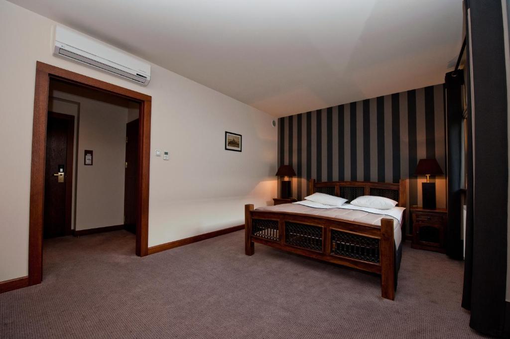 Postel nebo postele na pokoji v ubytování Hotel Tumski