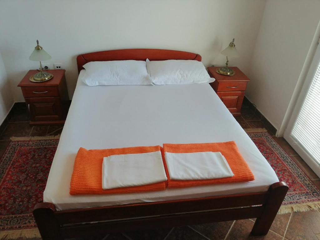 Postel nebo postele na pokoji v ubytování Apartments Mitrović Podličak