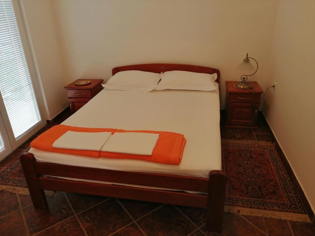 Postel nebo postele na pokoji v ubytování Apartments Mitrović Podličak