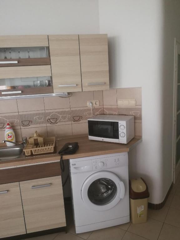 Kuchyňa alebo kuchynka v ubytovaní Next door Apartment