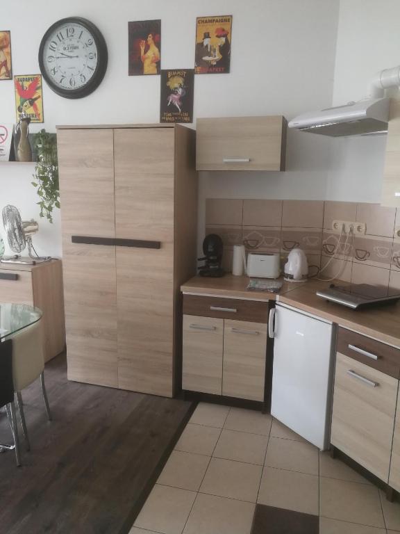 Kuchyňa alebo kuchynka v ubytovaní Next door Apartment