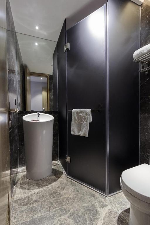 Ein Badezimmer in der Unterkunft Paco Hotel Shuiyin Road Guangzhou-Free bus Canton Fair