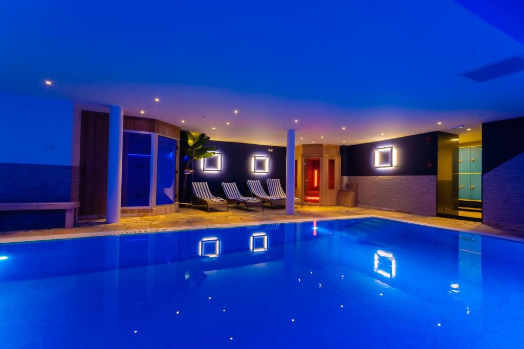 Bazén v ubytování Hotel Pracha nebo v jeho okolí
