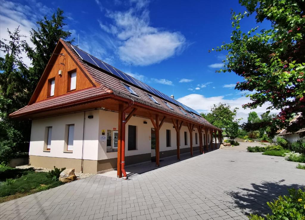 un edificio con techo sobre una acera en Palóc Ház, en Horpács