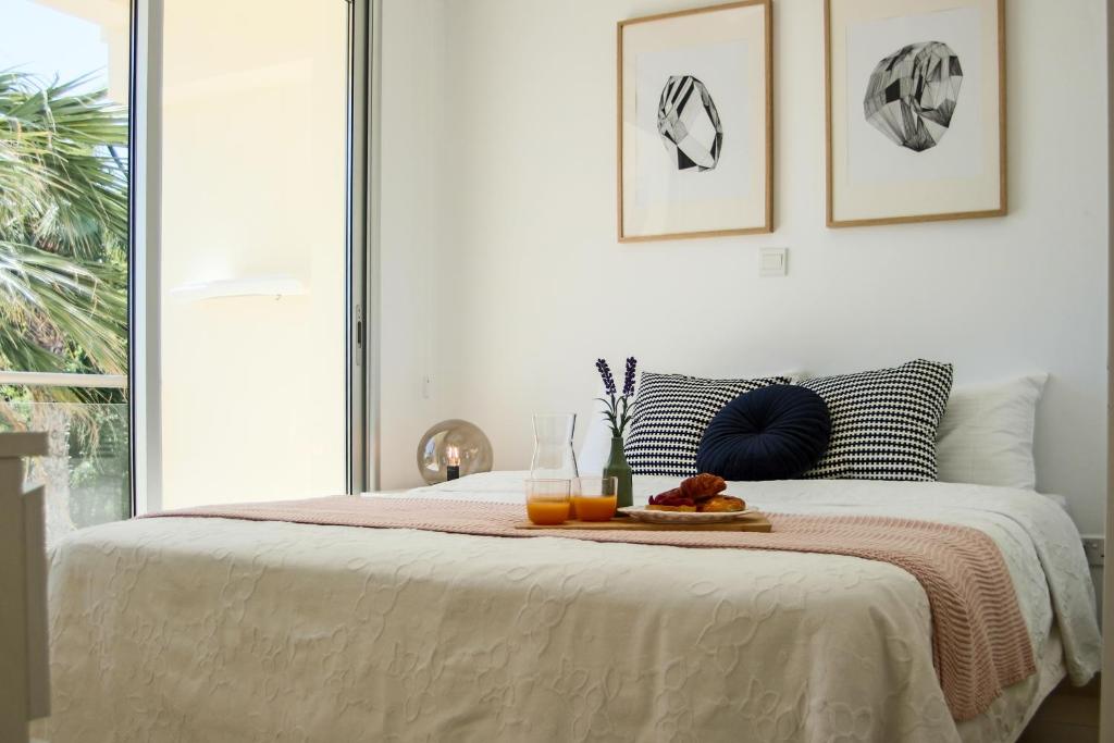 um quarto com uma cama com uma bandeja de comida em Phaedrus Living: Seaside Flat Constantinos 111 em Pafos
