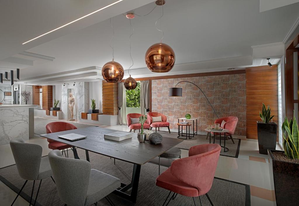 Posedenie v ubytovaní Blazer Suites Hotel