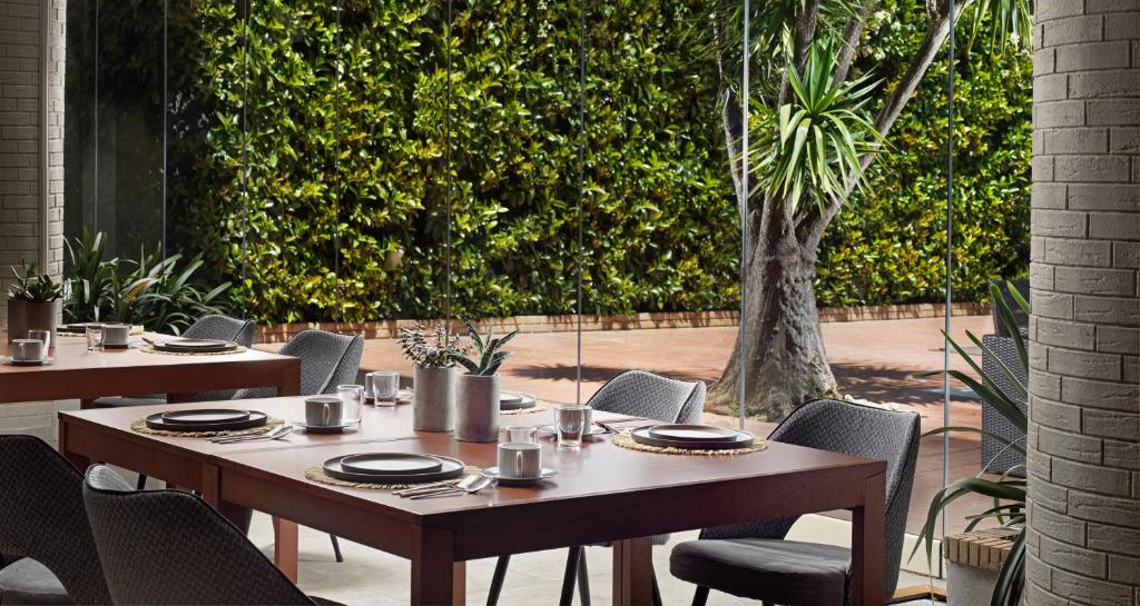Reštaurácia alebo iné gastronomické zariadenie v ubytovaní Blazer Suites Hotel