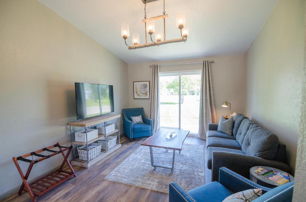 TV a/nebo společenská místnost v ubytování Colony Suites