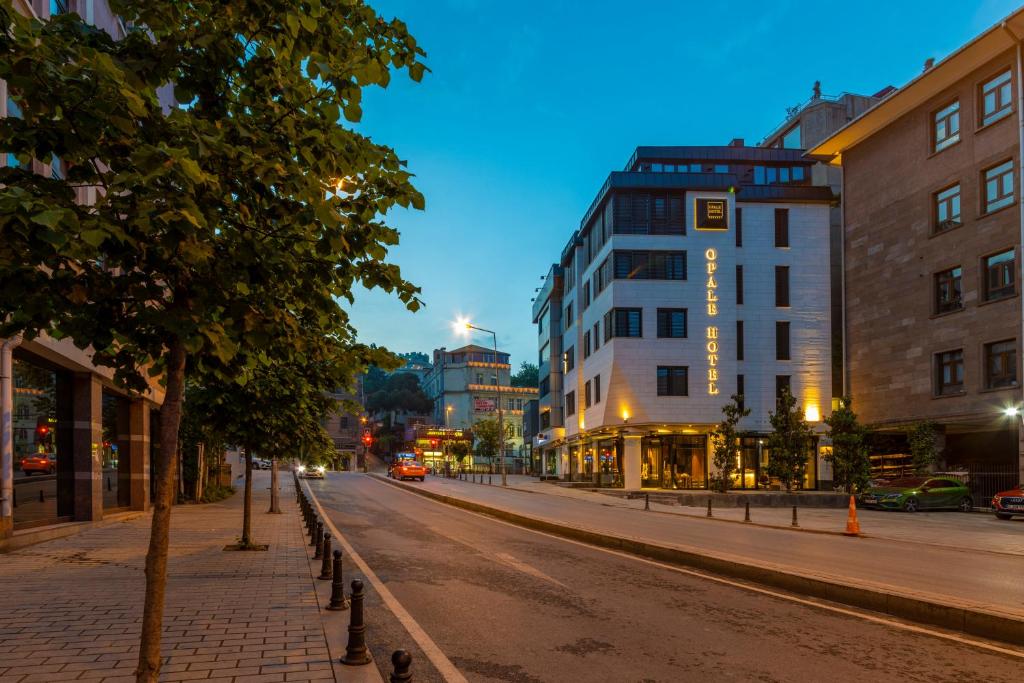 The surrounding neighborhood or a neighborhood close to a szállodákat