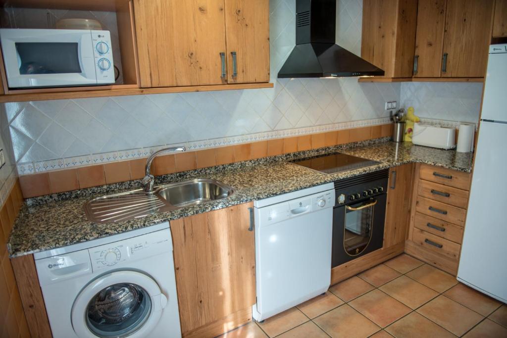 Kuchyň nebo kuchyňský kout v ubytování CASA BERNAT